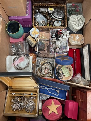Lot 1052 - Silver gate bracelet, pairs of silver earrings and a collection of costume jewellery and bijouterie (1 box)