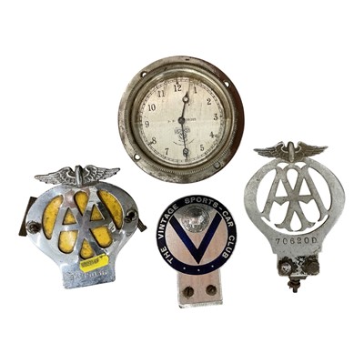 Lot 20 - Vintage Smiths car clock and three car badges (4)