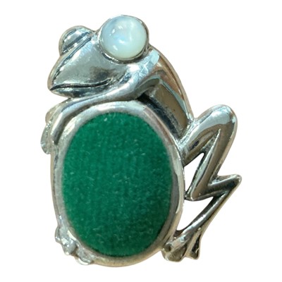 Lot 246 - Modern silver pin cushion in the form of a frog, stamped sterling to reverse.