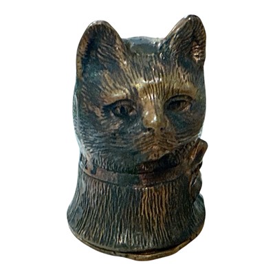 Lot 247 - Novelty brass Vesta case in the form of a cat, 3.5cm