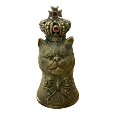 Lot 251 - Novelty brass Vesta case in the form of a cat with crown, 7cm.