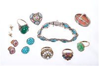 Lot 512 - Group of jewellery to include a coral dress...