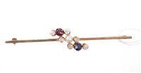 Lot 504 - Edwardian bar brooch with a three-row diagonal...