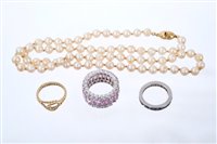 Lot 571 - Group of jewellery to include a sapphire...