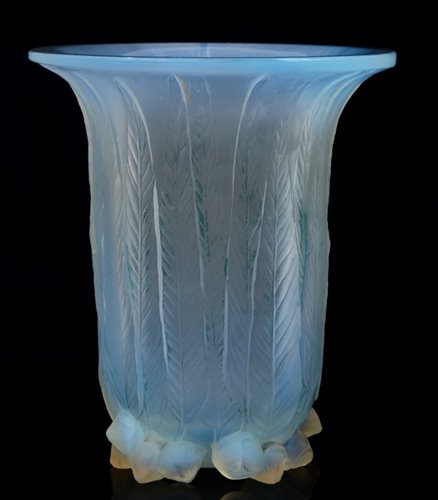 Lot 51 - 1920s René Lalique 'Eucalyptus' opalescent...