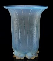 Lot 51 - 1920s René Lalique 'Eucalyptus' opalescent...