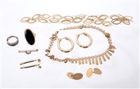 Lot 495 - Group of 9ct gold jewellery two include two...