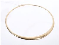 Lot 496 - 9ct gold necklace with smooth articulated...
