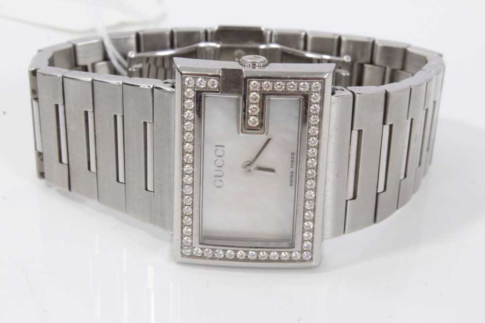 Lot 3310 - Gucci ladies' stainless steel wristwatch, boxed