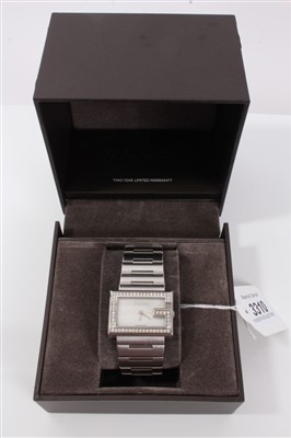 Lot 3310 - Gucci ladies' stainless steel wristwatch, boxed