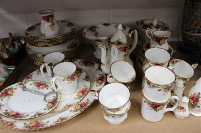 Lot 2153 - Extensive Royal Albert Old Country Roses tea and dinner service and
other matching items – including vases (71 pieces)