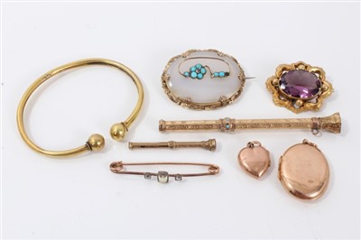 Lot 3224 - Group of jewellery to include two Victorian propelling pencils, two lockets, three Victorian brooches, and a Victorian torque bangle