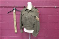 Lot 628 - WWII battle dress Blouse dated 1944, together with a beret, cloth badges and sundries