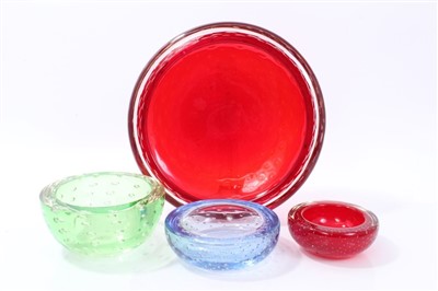 Lot 2125 - Four Whitefriars circular bowls with controlled bubble decoration