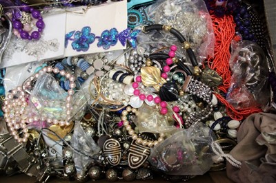 Lot 3419 - Quantity of costume jewellery and bijouterie including a hat box