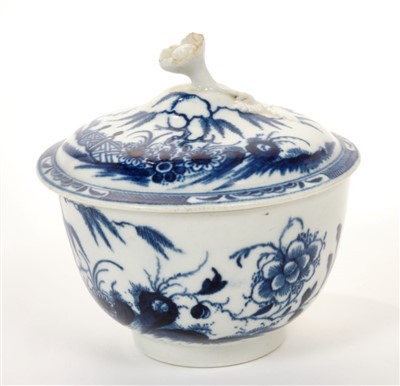 Lot 184 - 18th century Worcester blue and white candle ‘fence’ pattern sucrier and cover with floral knop