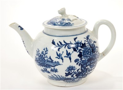 Lot 185 - 18th century Worcester blue and white ‘fence’ pattern teapot and cover, 18.5cm and sauce boat