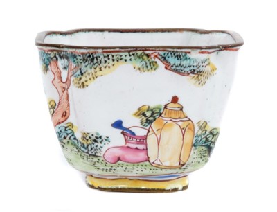 Lot 1017 - 19th century Chinese enamel tea bowl
