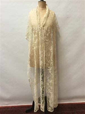 Lot 3059 - Antique lace including Limerick lace flounce and wrap, tape lace collar and matching cuffs, plus some lace lengths and trims.