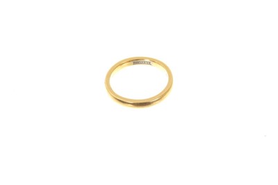 Lot 421 - Gold (22ct) wedding ring