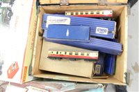 Lot 2910 - Railway selection of Hornby Dublo carriages...