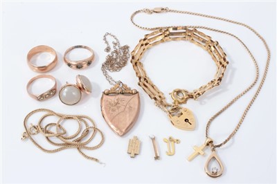 Lot 3346 - 9ct gold and yellow metal jewellery.