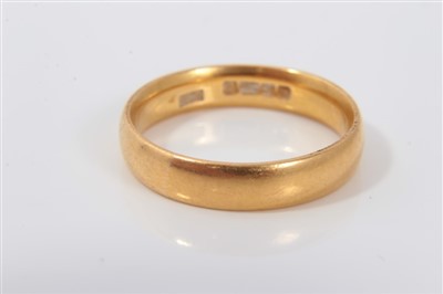 Lot 3332 - 22ct gold wedding ring