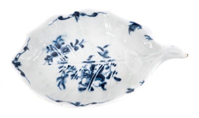 Lot 294 - A good 18th century Lowestoft porcelain pickle dish