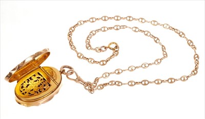 Lot 397 - 9ct gold vinaigrette on chain