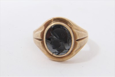 Lot 3320 - Gold 9ct seal ring with engraved Roman soldier head