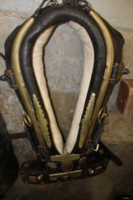 Lot 3788 - Superb early 20th century heavy horse collar, mounted with ornamental brass studs and plaques and bearing the legend ‘God save the King’, 97cm high