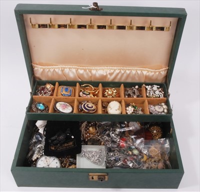 Lot 19 - Jewellery box containing vintage costume jewellery