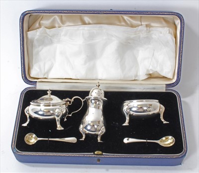 Lot 317 - 1930s Cased silver cruet set
