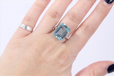 Lot 375 - Aquamarine and diamond ring