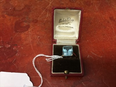 Lot 688 - 9ct gold ring