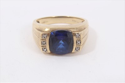Lot 54 - Gentlemen's 9ct gold blue stone ring