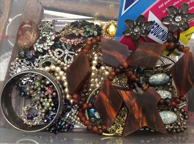 Lot 652 - Vintage costume jewellery
