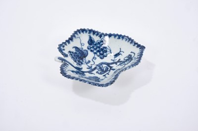 Lot 31 - Lowestoft pickle dish