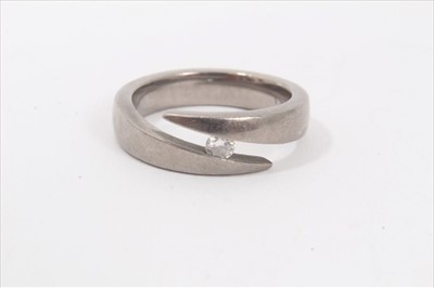 Lot 120 - Titanium cross over ring set with single stone diamond