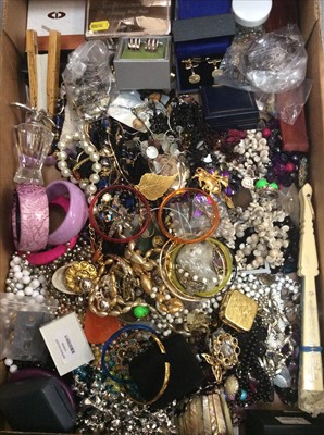 Lot 664 - Box costume jewellery and bijouterie