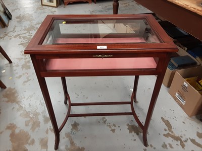 Lot 917 - Edwardian style bijouterie table