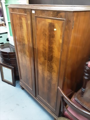 Lot 908 - Good quality 1920s walnut wardrobe