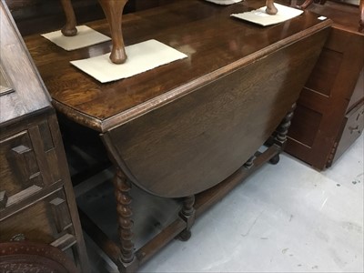 Lot 933 - Oak gateleg table
