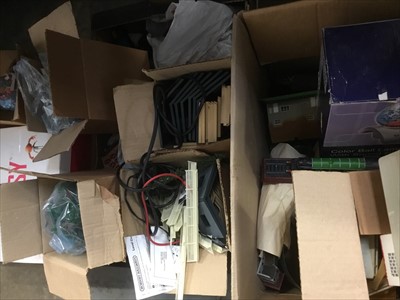 Lot 191 - Collection of model railway, trains, accessories, related books and sundries