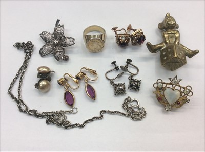 Lot 670 - Group of costume jewellery to include earrings and ring