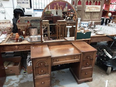 Lot 1006 - Oak kneehole dressing chest with raised mirror back and seven drawers below