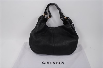 Lot 1672 - Givenchy black leather handbag.