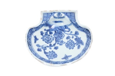Lot 56 - 18th century Chinese blue and white shell shaped dish