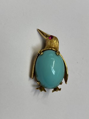 Lot 172 - Gold and turquoise penguin brooch