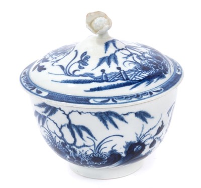 Lot 128 - Worcester blue and white Candle Fence pattern sucrier and cover, circa
